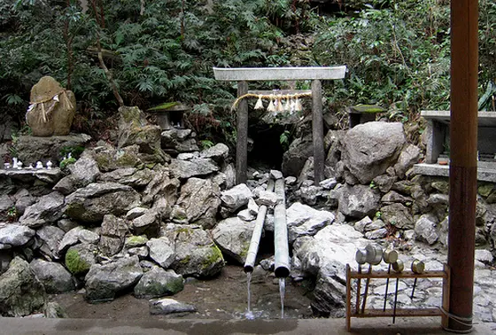 天岩戸(恵利原の水穴)
