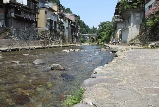 朱塗りの橋の向こう