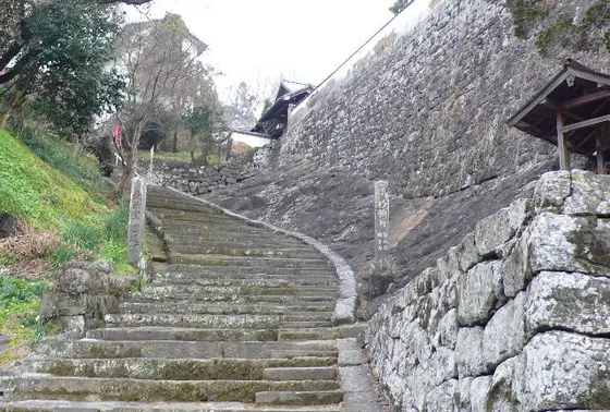長い石段を登ります