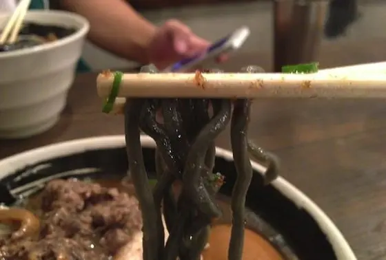 独自の黒い麺も！