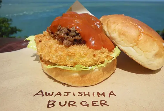 全国ご当地バーガーグランプリ2013年に1位を獲得した "あわじ島オニオンビーフバーガー"　660円(税込)