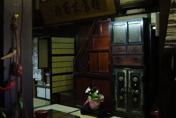 町家の特徴　箱階段が見られる