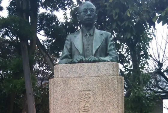 敷地内にある野白金一像