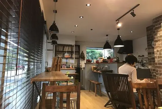 店内は4組くらいのキャパシティ