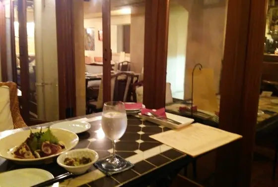 店内にはジャズが流れています