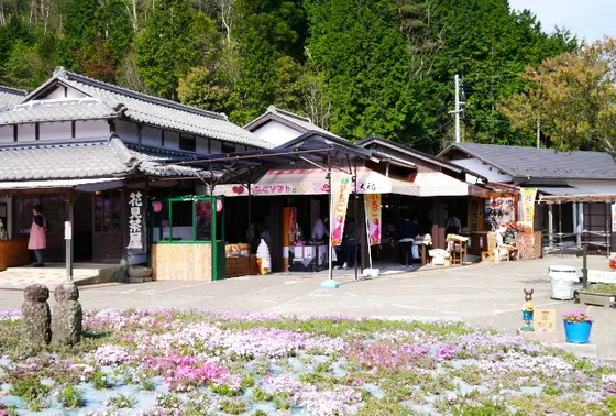 お土産屋さんと食事処