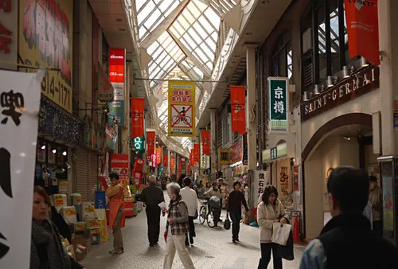 歴史あるお店からカフェまで２４０店舗が並ぶ