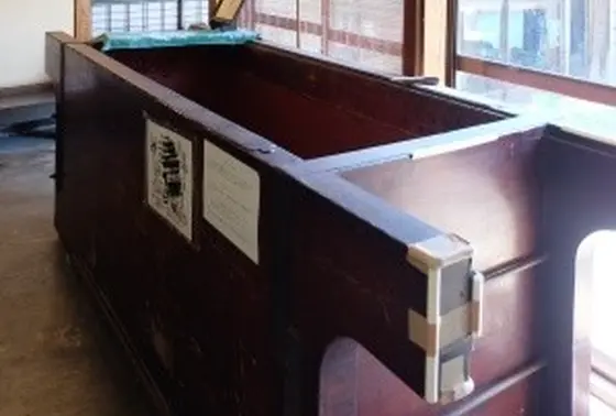 酒槽が見られる