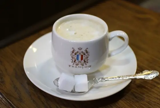 コーヒーはフレッシュ入りかブラック