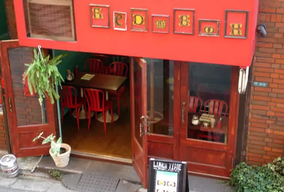 赤基調でお洒落な店構え