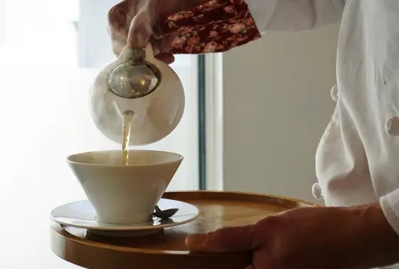 紅茶を頼むと…