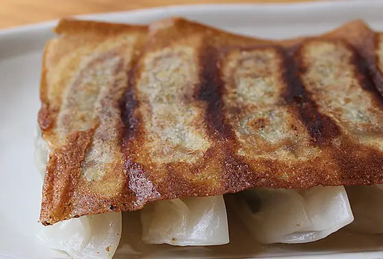 ニンニクが丸々入ったぷっくり餃子が人気！