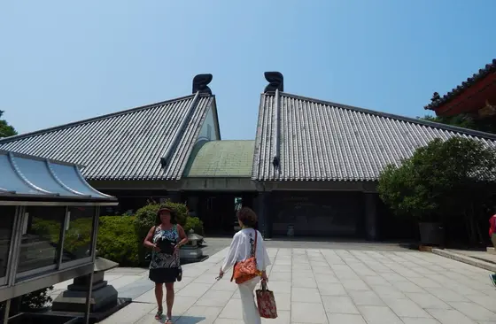 変わった形の屋根を持つ「宝物館」