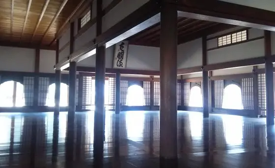 磨きこまれた講堂の床