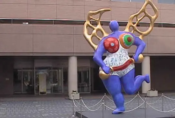 ニキ ド サンファルの像