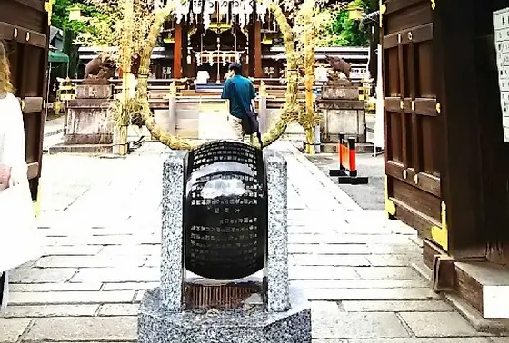 表門前にある御千度車
