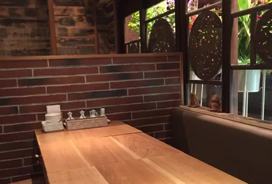 こういうテーブルの方がなんか落ち着きます