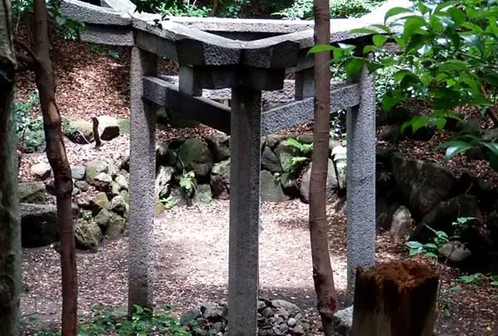 三つ足の鳥居「木嶋巫天照御魂神社」