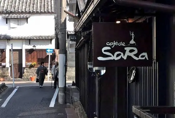 そこらにお店がある
