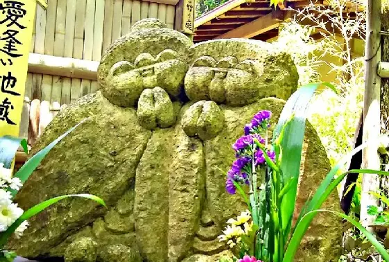 仲睦まじい「愛逢い地蔵さん♥」