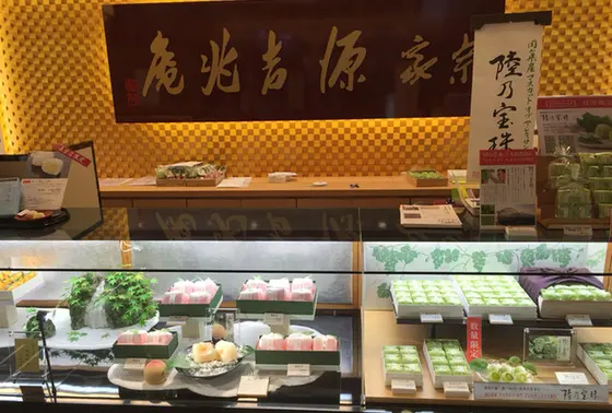 店内にずらりと並ぶ和菓子