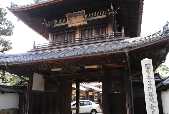 立派な山門が続く