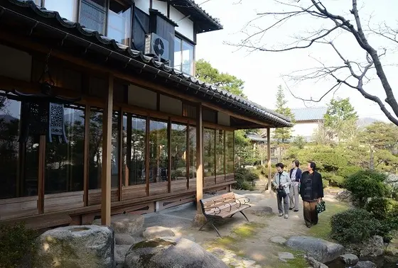 約100本の梅の樹。日野山を借景とした回遊式庭園