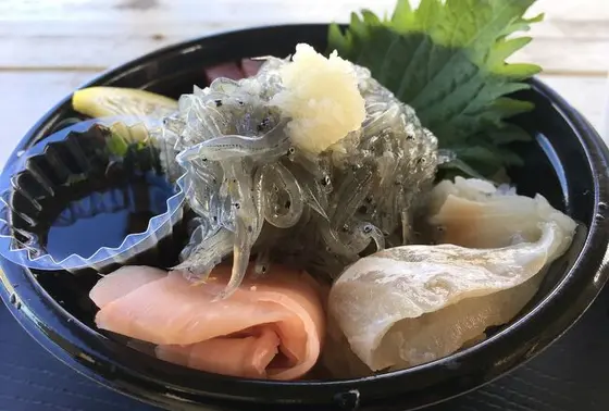 生しらす丼　900円