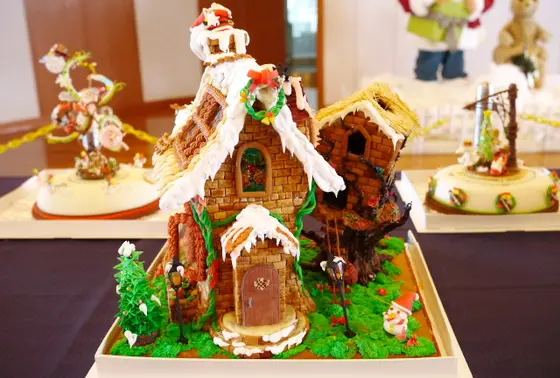 クリスマスケーキの展示も