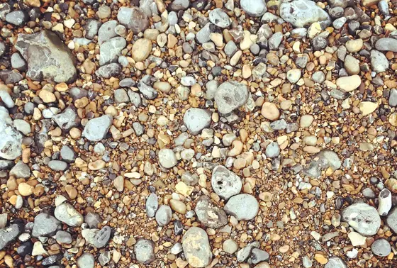 崖の下は砂利浜です