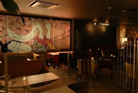暗めの店内に和柄が映える！モダンなカフェ♪