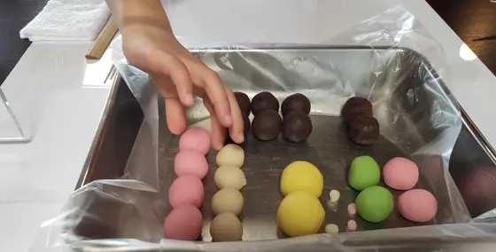 先生を真似ながら和菓子作りスタート