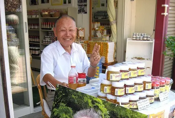 はちひげおじさんの店