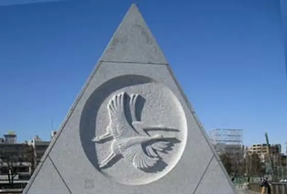 橋の両端に立つオブジェの彫刻は故・平山郁夫画伯のデザイン