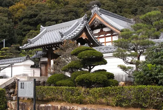 一番奥には立派な建物