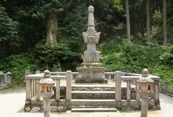 常高院（お初）の墓