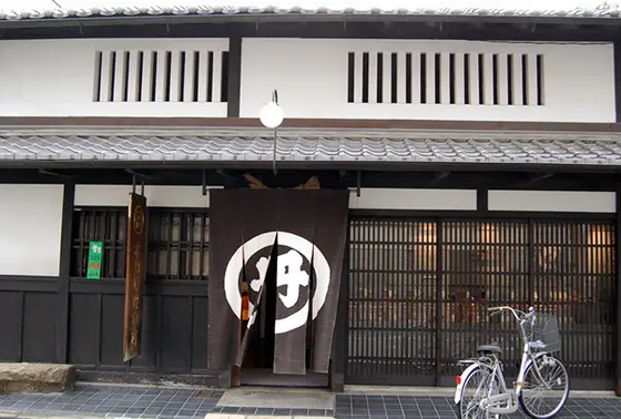 京都の老舗味噌店がすぐそば。