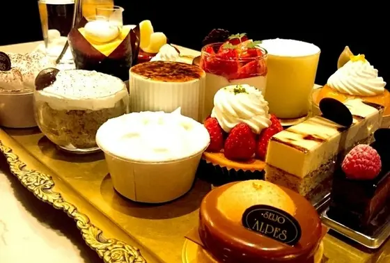 きらびやかなケーキワゴン