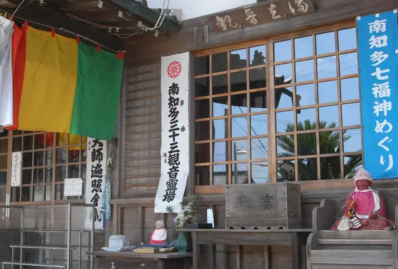 観音様はこちらへ
