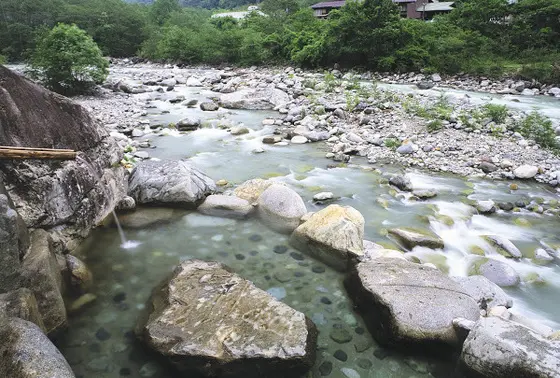 渓流沿いの露天風呂