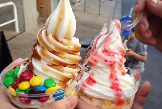 ソフトクリームはトッピングがかけ放題！