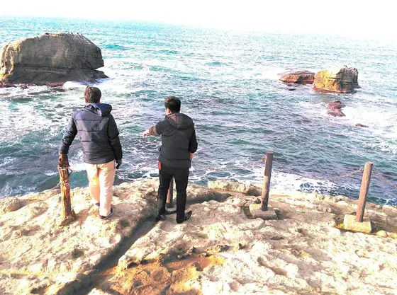 先端から見るコバルトブルーの海