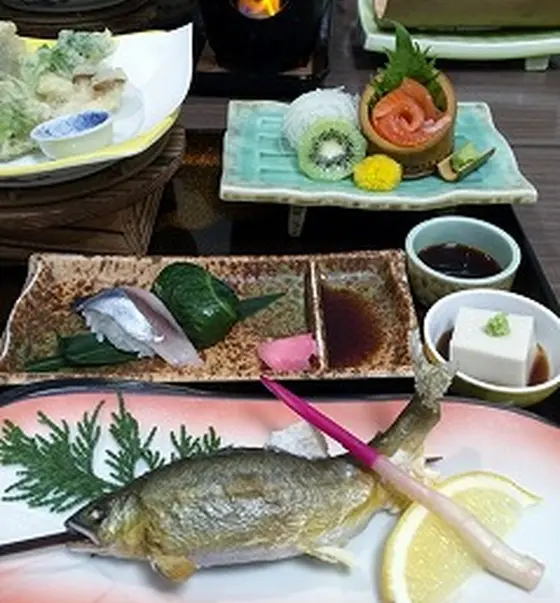 山間の宿ならではの夕食です
