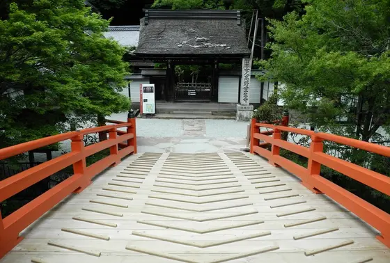 赤い橋の先が境内