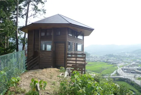 茶畑の上に建ってます