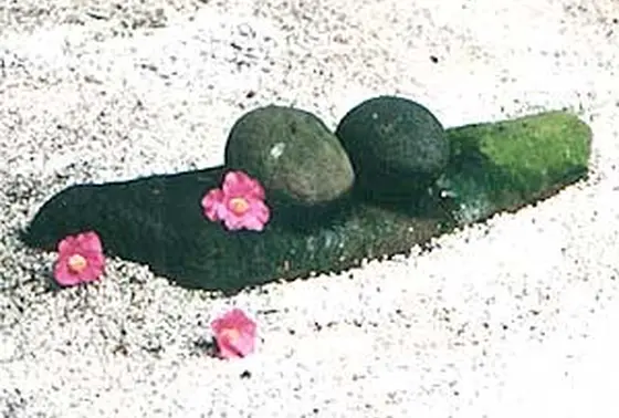 子宝に恵まれる石「またげ石」