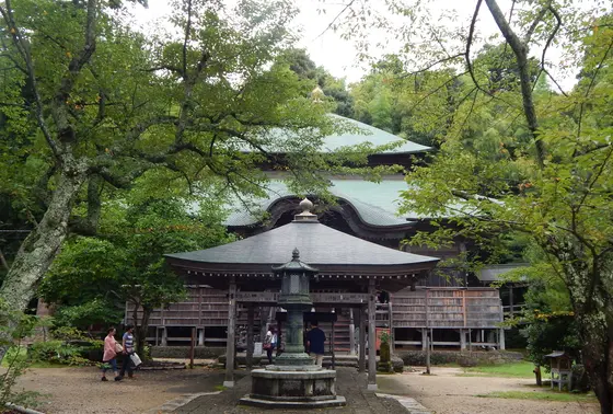 石段を登った先に本堂が