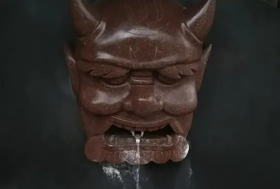 鬼の口から温泉水が！！