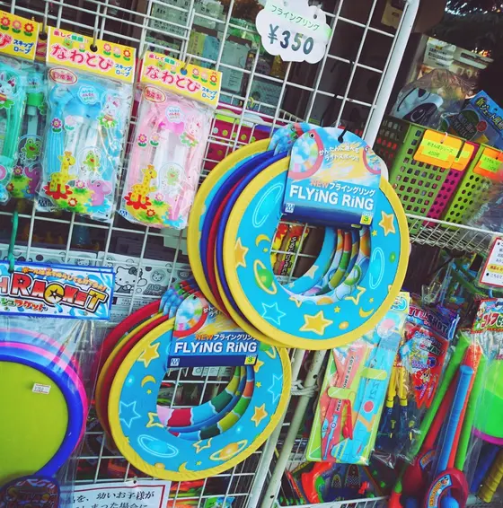 公園内の売店の懐かしいおもちゃたち
