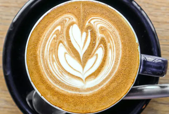 バリスタが淹れる本格ラテを